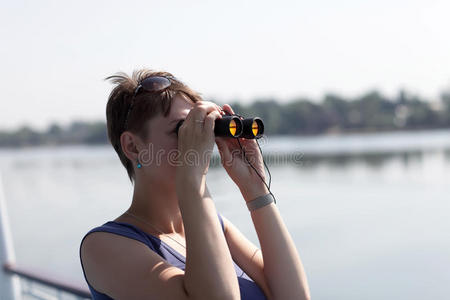 四处张望的女孩照片