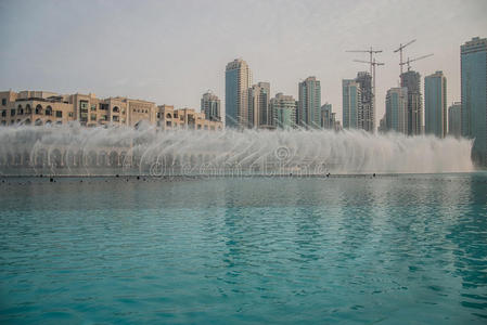 迪拜塔附近的迪拜喷泉