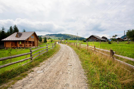 山林附近有木屋和沙路的乡村