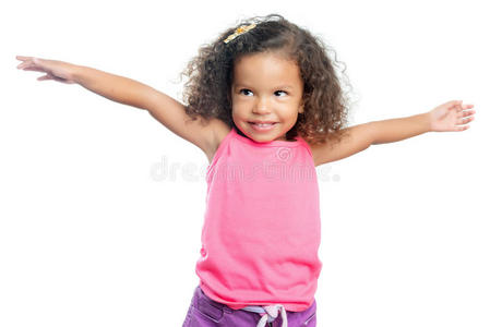 一个非洲发型的快乐小女孩张开双臂大笑