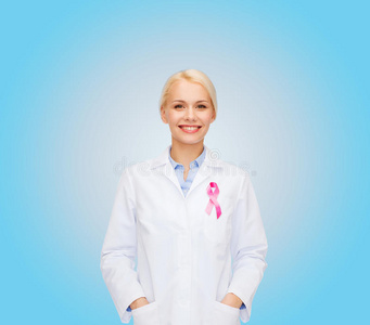 微笑的女医生带着癌症意识丝带
