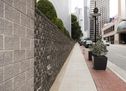 一点透视图中空旷的长而直的人行道照片