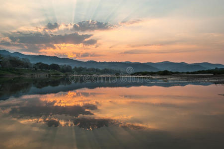 河面日落景观