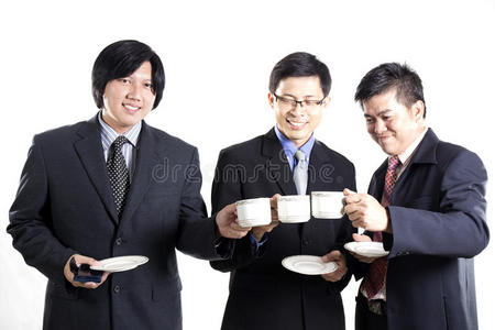 和三个亚洲人喝咖啡休息