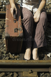 铁路路上的女人和古董手提箱