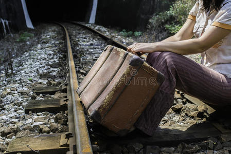 铁路路上的女人和古董手提箱