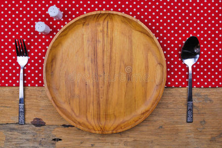 桌子背景上的木板桌布勺子叉子