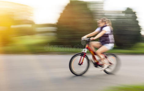 城市道路上的女自行车手