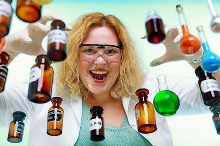 疯狂的化学家拿着化学玻璃瓶的女人