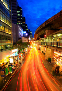 交通城市之夜，泰国曼谷的空中火车