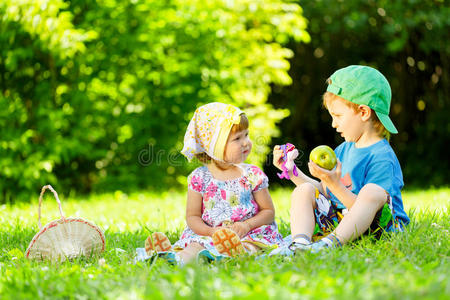 小男孩和女孩在草地上玩耍