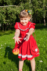 笑女孩吐红苹果