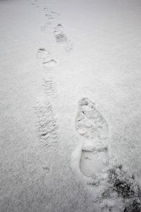 雪雪冬季纹理背景中的脚踩