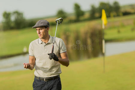 打高尔夫球的年轻人
