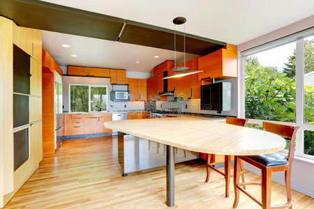 现代亮橙色厨房