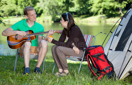 男人为女人弹吉他曲