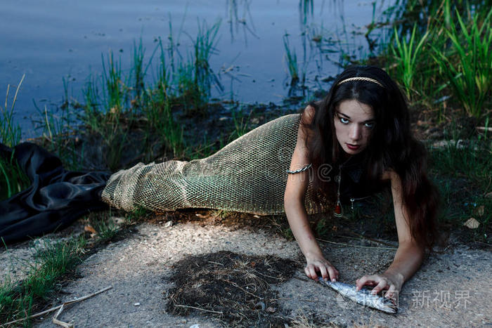 愤怒危险的美人鱼吃鱼