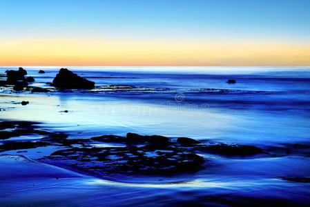 蓝色海洋的黄昏