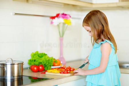 小女孩在厨房里帮她妈妈
