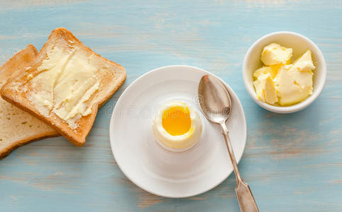 木桌上煎鸡蛋