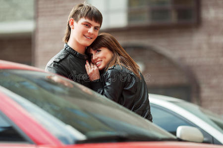 幸福的年轻情侣在停车场恋爱