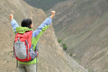 欢呼雀跃的徒步妇女欣赏山顶美景