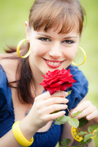 花园里的漂亮女孩