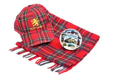 苏格兰红格子呢帽子，格子呢围巾和纪念牌