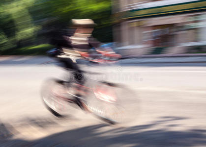 在城市道路上骑车的男孩