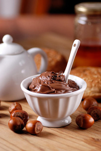 碗里的巧克力奶油