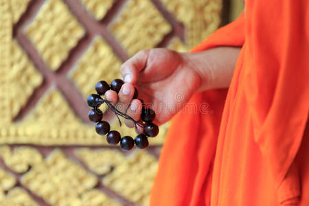 僧侣的长袍僧侣手中的念珠照片