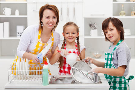 孩子们在厨房里帮助妈妈