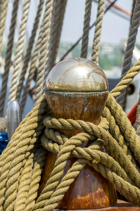 系在旧木船系船柱上的系缆绳