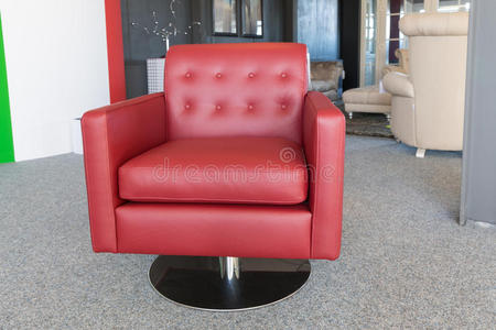 展厅现代家具店配有豪华红色真皮扶手椅