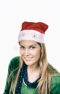 快乐微笑的女人，白色背景上戴着红色圣诞帽