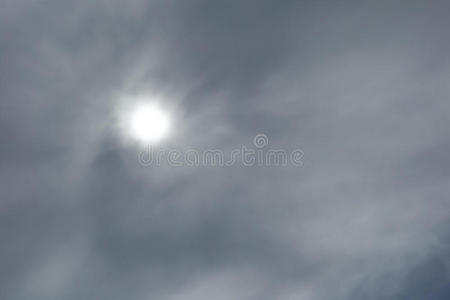 阴天的太阳照片