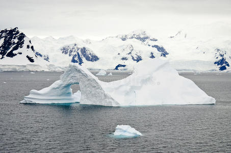 南极洲尖顶形冰山
