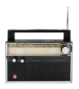 在白色背景上隔离的旧收音机，带有剪辑路径