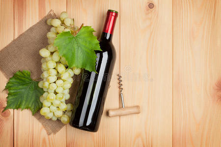 红酒瓶和一串白葡萄
