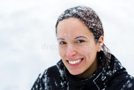 头发和脸上都是雪的快乐女人