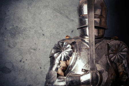 穿着铠甲的骑士图片