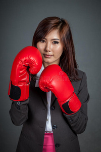 亚洲女商人拳击手套后卫