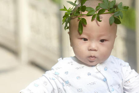 戴花环的小男孩画像