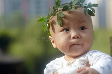 戴花环的小男孩画像