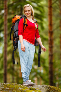 年轻女子在森林里徒步旅行
