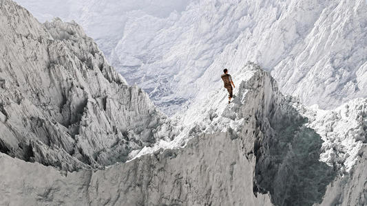 徒步旅行者站在雪峰上的空中透视图。