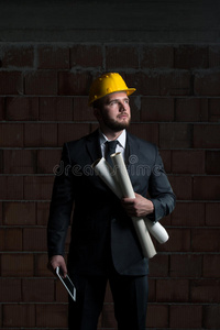 戴安全帽的年轻建筑工人