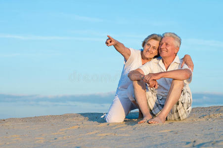海滩上的一对老夫妇