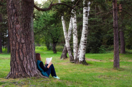 风景树下的美女坐在树下看书的少女照片
