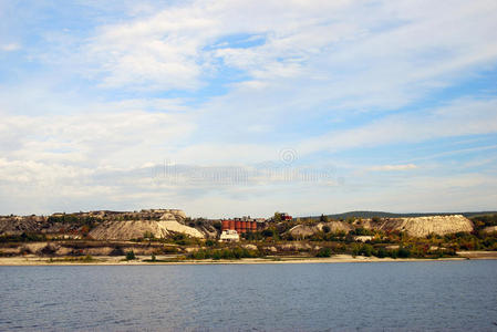 伏尔加河全景在一个阳光明媚的秋天。